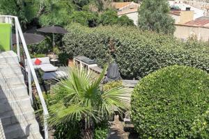 Vonkajšia záhrada v ubytovaní Maison chaleureuse au cœur des Calanques de Marseille + jardin.