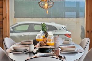 a table with food and a car in the background at Increíble Villa de madera con vistas al mar in Algeciras