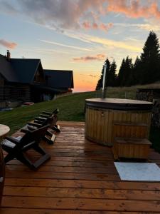 Východ nebo západ slunce při pohledu z hotelu nebo okolí