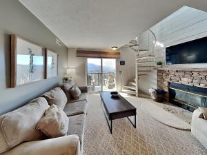 Et opholdsområde på Deer Ridge Mountain Resort E306 + 33 billeder