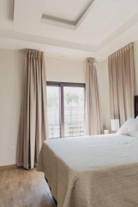 Ένα ή περισσότερα κρεβάτια σε δωμάτιο στο Espectacular Townhouse frente a Los Cedritos con vistas al merendon, completamente equipado y con aparcamiento privado