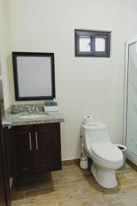 Ένα μπάνιο στο Espectacular Townhouse frente a Los Cedritos con vistas al merendon, completamente equipado y con aparcamiento privado +13 φωτογραφίες