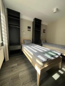 Postel nebo postele na pokoji v ubytování Apartamenti Jēkabpilī