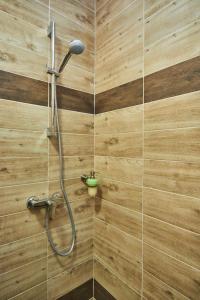 ブダペストにあるVilmos-Lakの木製の壁のバスルーム(シャワー付)