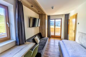 A bed or beds in a room at Pension Schlaneiderhof
