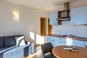 A kitchen or kitchenette at Pension Schlaneiderhof