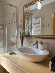 un bagno con un lavandino bianco e uno specchio di Ocean Country Guest House Freiria a Freiria