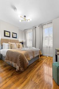 ロンドンにあるAmazing House Stratford Londonのベッドルーム1室(大型ベッド1台付)