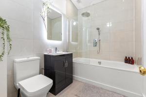 ロンドンにあるAmazing House Stratford Londonのトイレ、浴槽、洗面台を備えたバスルーム +22枚の写真
