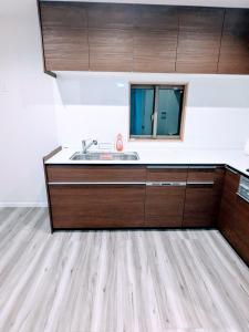 Kuchyň nebo kuchyňský kout v ubytování Modern New House in Akabane Direct Access to Ikebukuro Shinjuku 新宿池袋赤羽 ## Shuttle, Ticket, Restaurant reservation service ##