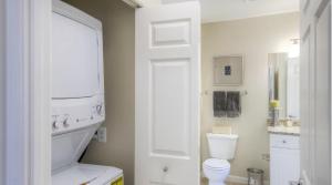 een witte badkamer met een toilet en een wastafel bij National at Clarendon Metro in Arlington +4 foto's