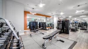 een fitnessruimte met diverse loopbanden en cardio-apparatuur bij National at Clarendon Metro in Arlington