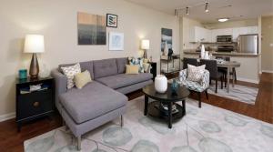 een woonkamer met een bank en een tafel bij National at Clarendon Metro in Arlington
