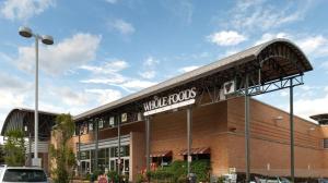 een gebouw met een Walgreens-bord ervoor bij National at Clarendon Metro in Arlington
