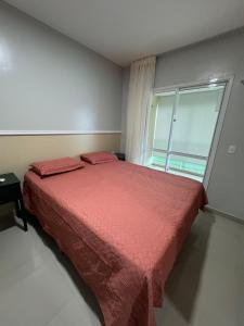 una camera da letto con un letto con una grande finestra di VGFUN Praia do Futuro Ap130 2 quartos 2 WCs 60m2-IMOB TEMPORADA a Fortaleza