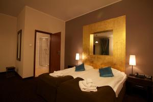 Posteľ alebo postele v izbe v ubytovaní A' PROPOS Hotel, Restauracja, Club