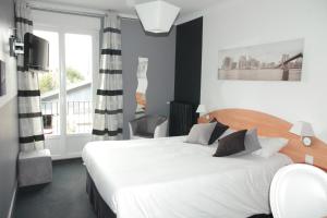 Un pat sau paturi într-o cameră la Hotel le Broceliande - Sure Hotel Collection by Best Western