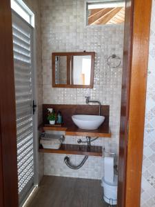 un bagno con lavandino, specchio e WC di ESTÚDIO "Coisa de Daiane" a São Gabriel Altre 17 foto
