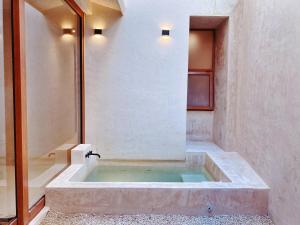 Makan Brand New 2-Bedroom Apt with Patio and Pool衛浴
