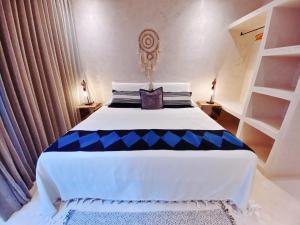 Makan Brand New 2-Bedroom Apt with Patio and Pool房間的床