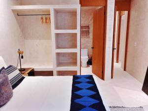 Makan Brand New 2-Bedroom Apt with Patio and Pool房間的床