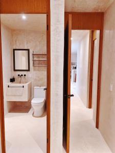 Makan Brand New 2-Bedroom Apt with Patio and Pool衛浴