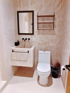 Makan Brand New 2-Bedroom Apt with Patio and Pool衛浴