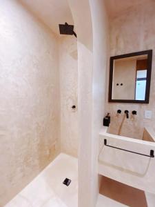 Makan Brand New 2-Bedroom Apt with Patio and Pool衛浴