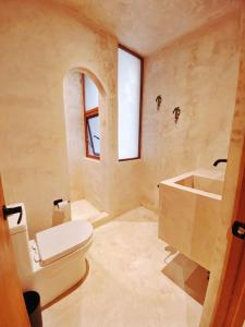 Makan Brand New 2-Bedroom Apt with Patio and Pool衛浴