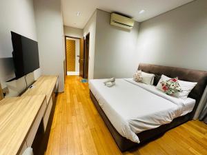 Ένα ή περισσότερα κρεβάτια σε δωμάτιο στο The Apartment Sky Suites KLCC by Ayman