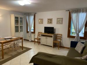 A television and/or entertainment centre at Ali