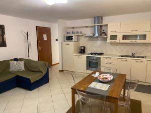 A kitchen or kitchenette at Ali