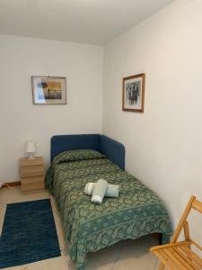 A bed or beds in a room at Ali