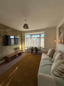Μια τηλεόραση ή/και κέντρο ψυχαγωγίας στο Private Spacious One-Bedroom Flat - Located Between the City Centre and the New Forest