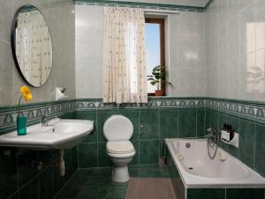 un bagno con un water, un lavandino e una vasca di Seafront 4-Bed Townhouse with Breathtaking Views a Iż-Żlielaq