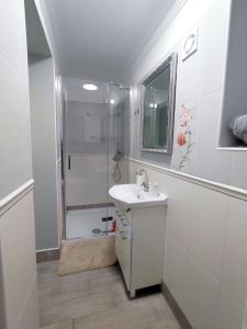 Koupelna v ubytování Apartamenty u Antka + 12 fotografií