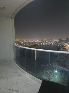 - une vue sur la ville la nuit depuis un bâtiment dans l'établissement برج الواحه 2, à Ajman