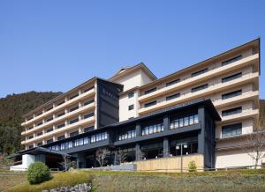 un edificio de oficinas en blanco y negro en Furuyu Onsen Oncri, en Saga