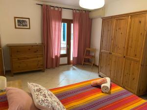 A bed or beds in a room at Ali