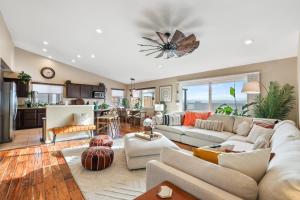 a living room with a couch and a kitchen at Spacious Cozy and Furnished Bedroom Private Bathroom, Close to Everything in Reno
