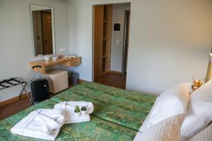 Postel nebo postele na pokoji v ubytování Kronos Hotel