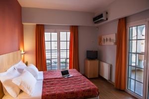 Postel nebo postele na pokoji v ubytování Kronos Hotel