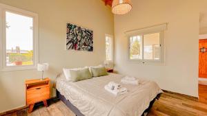 Ένα ή περισσότερα κρεβάτια σε δωμάτιο στο Casa Luca - Casa En Barrio Privado San Benito, Chapadmalal Para 6 PAX Con Pileta - Hola Sur +24 φωτογραφίες