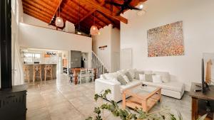 Η κουζίνα ή μικρή κουζίνα στο Casa Luca - Casa En Barrio Privado San Benito, Chapadmalal Para 6 PAX Con Pileta - Hola Sur