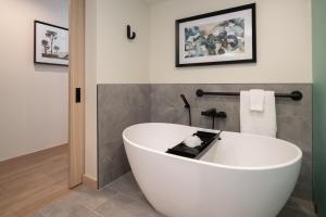 Embassy Suites by Hilton Napa Valley的一间浴室