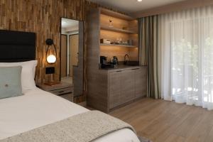 Embassy Suites by Hilton Napa Valley客房内的一张或多张床位