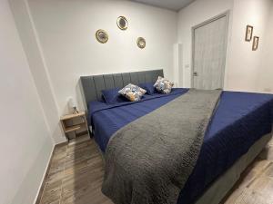A bed or beds in a room at Hotel a resting place 1 AEROPUERTO