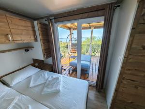 Postel nebo postele na pokoji v ubytování Mobile home Sparkle TT + 37 fotografií