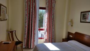 A bed or beds in a room at Hotel Humanes