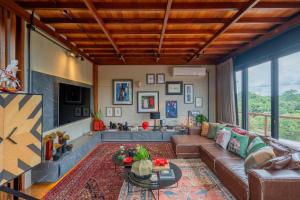 a living room with a couch and a table at Principado dos Galgos, Chácara in Cascavel